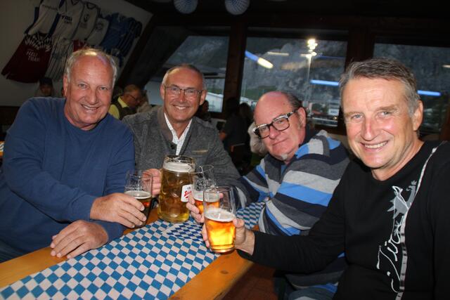 Auch die Kemater Schützenabordnung zeigte sich bierfest: Siegfried Kössler, Dietmar Ostermann , Stefan Laich und Stefan Lang (v.l.n.r.) | Foto: Jordan