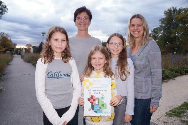 Lesemeisterin Sarah Warth, 9 Jahre, mit Schwester Lilly, Mutter Tamara, Freundin Matilda Harold (1.v.li.) und Gemeindebücherei Sieghartskirchen-Leiterin Margit Kienast (2.v.li.)
