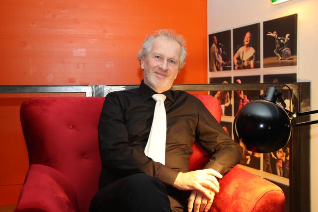 Robert Kainar begleitet das Theaterstück musikalisch.