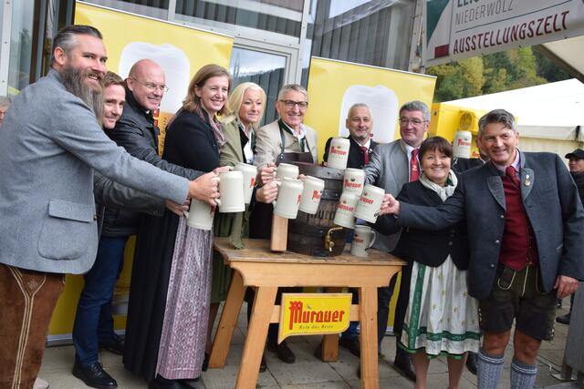 Auf den Maxlaunmarkt: Der Bieranstich ist geglückt. | Foto: Verderber