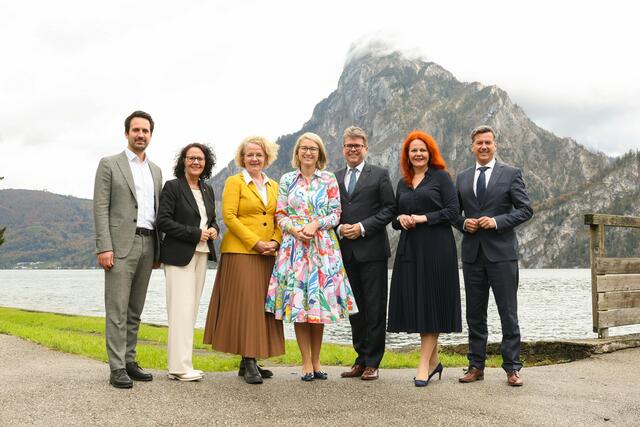 v.l.: Vizebürgermeister Christoph Wiederkehr (Wien), Landesrätin Daniela Gutschi (Salzburg), Landesrätin Christiane Teschl-Hofmeister (Niederösterreich), Landeshauptmann Stellvertreter Christine Haberlander (Oberösterreich), Bundesminister Martin Polaschek, Landesrätin Cornelia Hagele (Tirol) und Landesrat Daniel Fellner (Kärnten). | Foto: Land OÖ