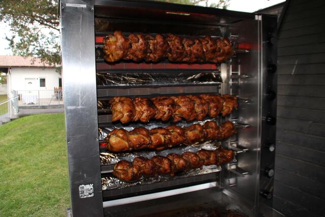 Ein schöner Anblick: Professionell gebraten mundeten die Hendln den vielen Gästen. | Foto: Jordan