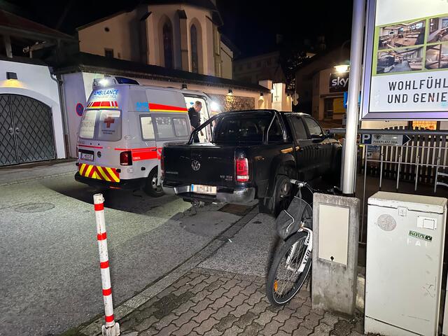 Beim Einparken kollidierte der Pkw mit dem Fahrradfahrer. | Foto: Zoom Tirol