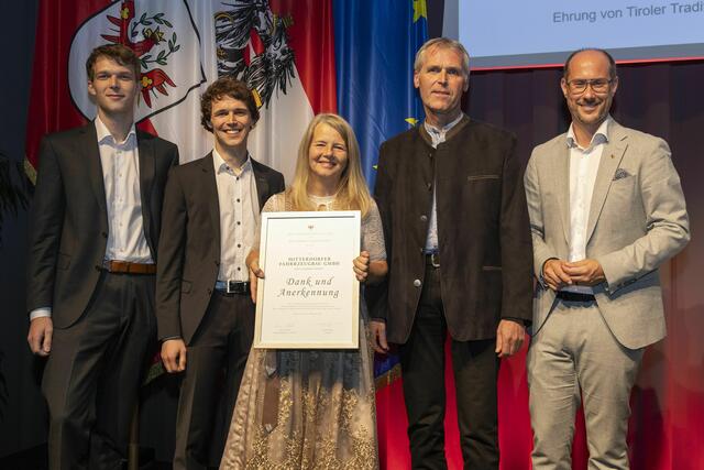 Beeindruckende 370 Jahre besteht die Mitterdorfer Fahrzeugbau GmbH, die von LR Gerber als Tiroler Traditionsbetrieb ausgezeichnet wurde. | Foto: Land Tirol/Die Fotografen