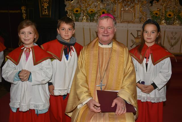 Abschluss-Gottesdienst in der Stiftskirche Waldhausen - Visitation Dekanat Grein 2024. Ministranten aus St. Thomas mit dem Bioschof Manfred Scheuer  | Foto: Robert Zinterhof