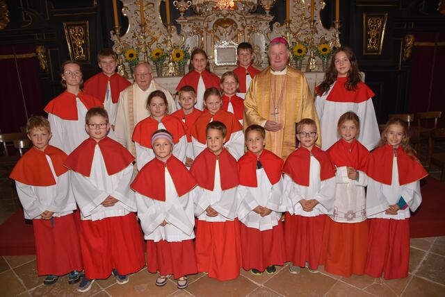 Abschluss-Gottesdienst in der Stiftskirche Waldhausen - Bischöfliche Visitation Dekanat Grein 2024. Ministranten aus Waldhausen mit dem Bischof Manfred Scheuer und Pfarr-Provisor Karl Michael Wögerer.  | Foto: Robert Zinterhof