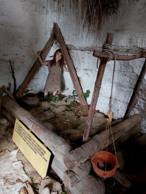 Im Wohnhaus die Schlafstelle in der Hallstattzeit !