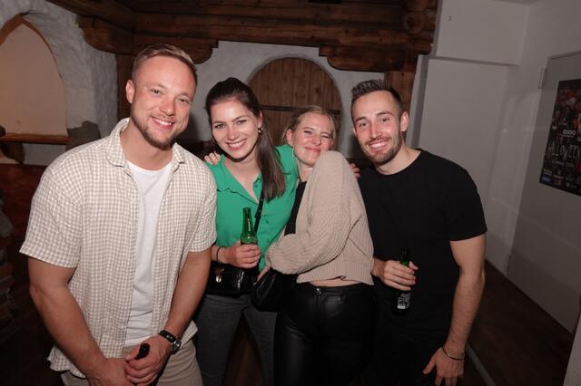 Auch diese vier Gäste amüsierten sich prächtig bei der Ü-30 Party in der Burg. | Foto: Michael Blinzer