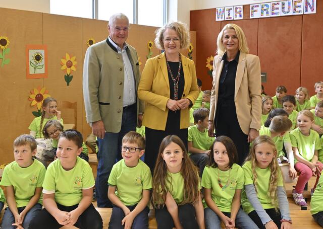 v.l.: Bürgermeister Erhart Weißenböck, Bildungs-Landesrätin Christiane Teschl-Hofmeister und Schulleiterin Regina Trisko mit Kindern der VS Großdietmanns. | Foto: NLK Filzwieser