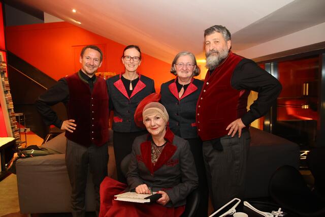 Josef Kocher, Anna Loch, Kunigunde Eschbacher, Pierre Feitler, Uschi Nocchieri (vorne).