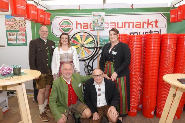So ruhig war es es nur zu Messebeginne beim Stand des Hagebaumarkts in der Judenburger Straße, bevor der große "Run" auf die beliebten Kübel losging. | Foto: Michael Blinzer
