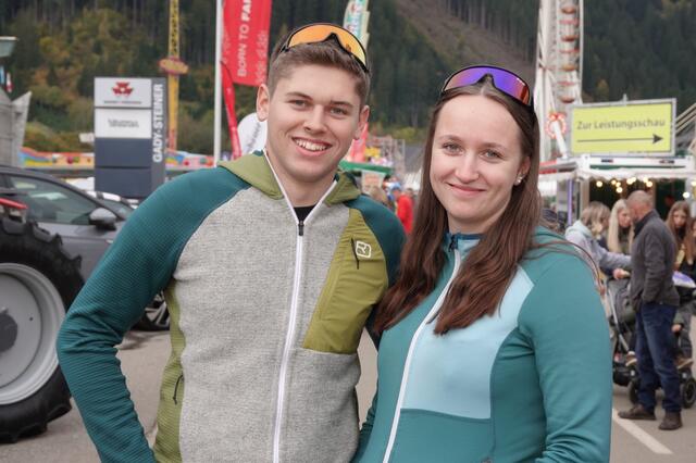 Die Sonnenbrillen hätte dieses Pärchen zwar auch getrost zu Hause lassen können, der sichtlich guten Laune tat es aber keinen Abbruch. | Foto: Michael Blinzer