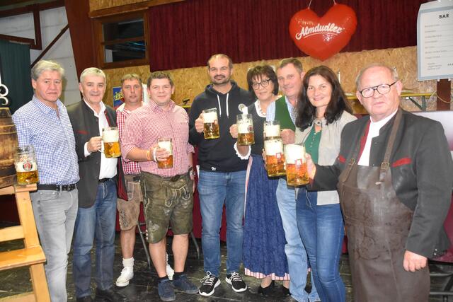 Nach dem Bieranstich wurde angestoßen: Manfred Lakovits, Walter Temmel, Rene Pflügler, Emmerich Zax, Markus Wiesler, Maria Temmel, Johann Weber, Cornelia Kedl-Oswald, Karl Schlögl | Foto: Michael Strini