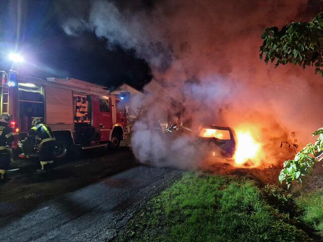 Die Feuerwehr Kohfidisch löschte Dienstagfrüh einen Pkw-Brand am Csaterberg. | Foto: Feuerwehr Kohfidisch