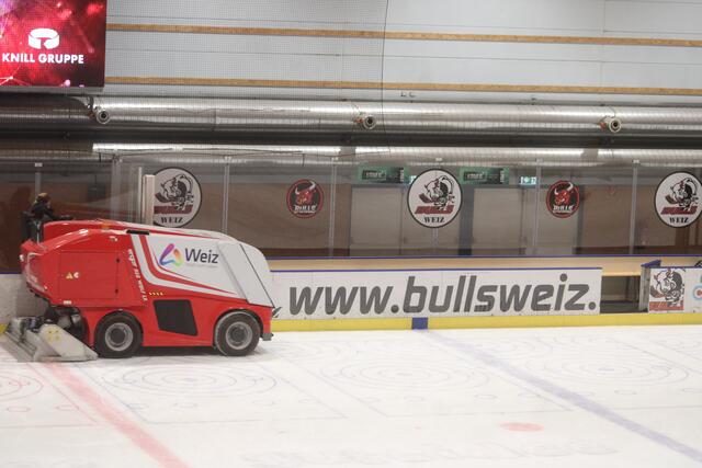 Die Eisfläche ist wieder für die Heimspiele der EC Bulls in der Weizer Stadthalle perfekt vorbereitet. | Foto: MeinBezirk/Hofmüller