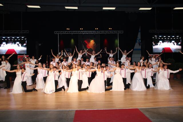 Die 45 Maturanten Maturantinnen eröffneten mit Walzer, Disco-Fox und Boggie-Tanzeinlagen den Ball. | Foto: Anika Paul