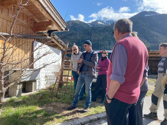 Im März waren der OGV-Ötztal in Roppen zu Gast für einen Obstbaumschittkurs. | Foto: OGV Ötztal