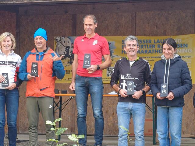 Christof Gasperi (Zweiter von rechts) wurde in der Altersklasse M50 Dritter. | Foto: LG Innviertel
