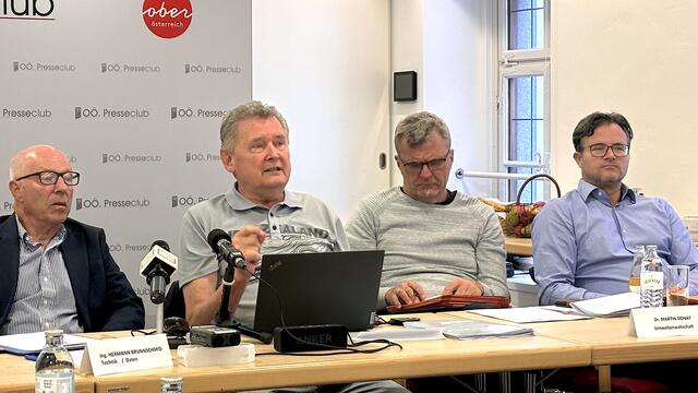 V. l.: Techniker Hermann Brunnschmid, Vereinsobmann Johann Aschenberger, Umweltanwalt Martin Donat und Ornitologe Helmut Steiner. | Foto: MeinBezirk OÖ