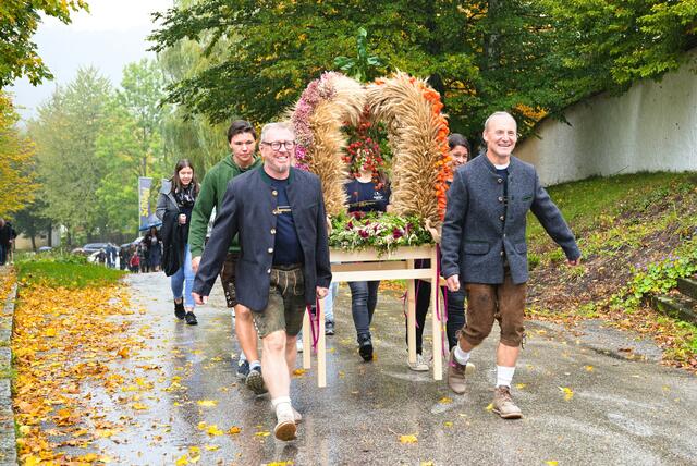 Nach dem Erntedankfest in der Stiftskirche marschieren die Festgäste mit der Erntekrone zur Bioschule. | Foto: Alfred Hofer