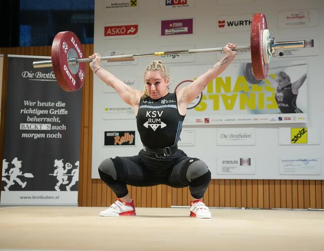Victoria Steiner jubelt über ihren neuen österreichischen U-23-Rekord im Zweikampf mit 184 kg – eine beeindruckende Leistung zwei Wochen vor der Europameisterschaft. | Foto: KSV-RUM