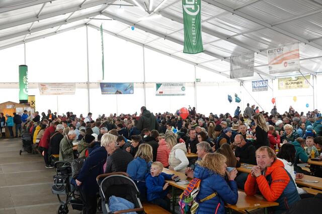 Bereits zu Mittag war im Festzelt der FF Niederwölz richtig was los. | Foto: Michael Blinzer