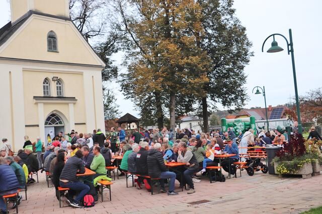 Beim Dorfplatz in Werndorf wurde mit Kastanien, Sturm und Braunschweiger der Herbst gefeiert. | Foto: Edith Ertl