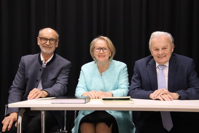 Koriphäen in Sachen Mundartliteratur und Amerika-Auswanderung: Sepp Gmasz, Christa Grabenhofer und Walter Dujmovits (von links). | Foto: Martin Wurglits