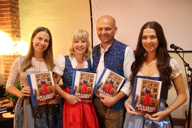 Mit Tochter Linda (links), Ehemann Reinhard und Tochter Laura (rechts) präsentierte Sonja Reisinger ihr mittlerweile viertes Burgenland-Kochbuch.