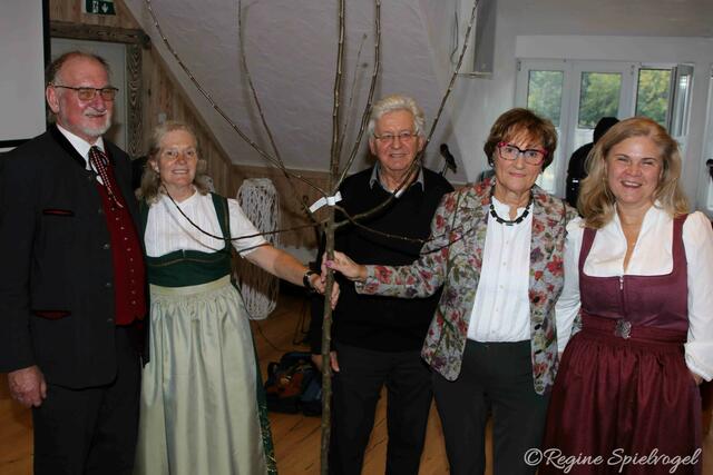 Stadträtin Susanne Stejskal spendete dem Verschönerungsverein zum 150 Jahr Jubiläum einen Apfelbaum der Sorte Gravensteiner. Hier mit Obmann Kurt Heuböck und Gattin Christine, GR Rudolf Mlinar und Mag. Sabine Puschnig-Berghofer.
