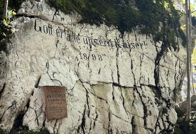 Nach gelungener Restauration grüßen nun Tafel und Inschrift wieder alle Wanderer und erinnern an frühere Zeiten. | Foto: Ischler Heimatverein
