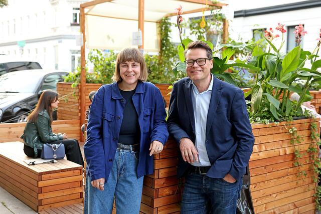 Geschäftsführerin des Vereins Lokale Agenda 21 Wien Sabrina Halkic und Klima- und Demokratiestadtrat Jürgen Czernohorszky (SPÖ) suchen neue Ideen für Grätzloasen. | Foto: Votava