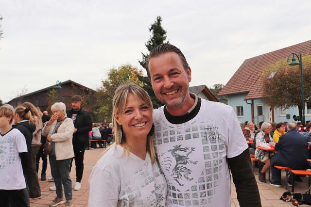 Grüßten beim Herbstfest erstmals als Ehepaar:  Claudia und Christian Aldrian gaben sich Ende September das Ja fürs Leben. Zur Überraschung der Gäste erfolgte die Trauung am eigenen Hof.  | Foto: Edith Ertl