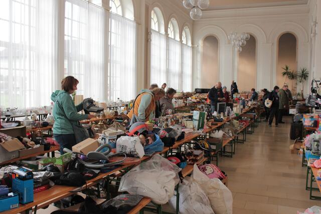 Groß war die Auswahl beim Flohmarkt im Palmenhaus. | Foto: Walter Kellner