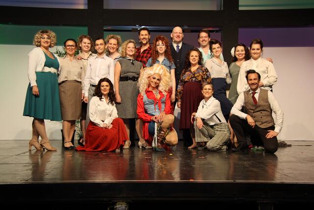 Das Musical-Ensemble begeisterte im Halleiner Stadttheater mit dem Musical "9 to 5" von Dolly Parton die Besucher. 