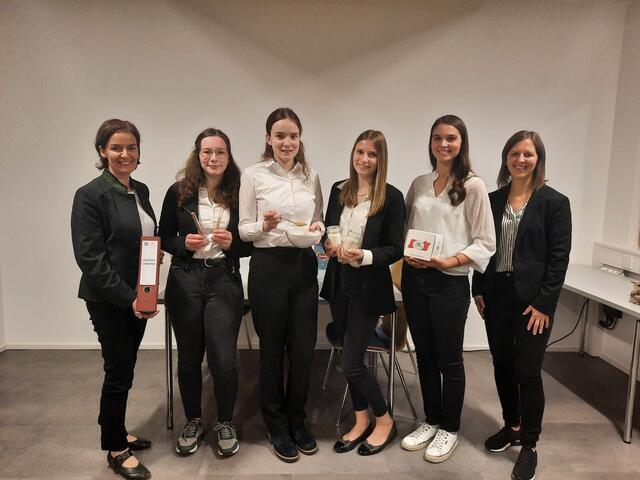 Bezirksbauernkammer-Obfrau Landtagsabgeordnete Regina Aspalter, Theresa Beran, Hannah Ploner, Katrin Oberlehner, Lara Nestler und Martina Rainer (v. li.). | Foto: BBK