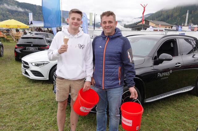 Kurze Lederhose und ein leckeres Eis - dieser Anblick war an diesem Tag zwar selten, dafür aber umso erfrischender. | Foto: Michael Blinzer