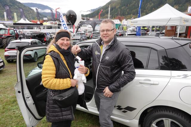 Diese Dame konnte sich über eine ganz besondere Überraschung freuen: Über einen neuen Suzuki Snowfox vom Autohaus Radauer. | Foto: Michael Blinzer