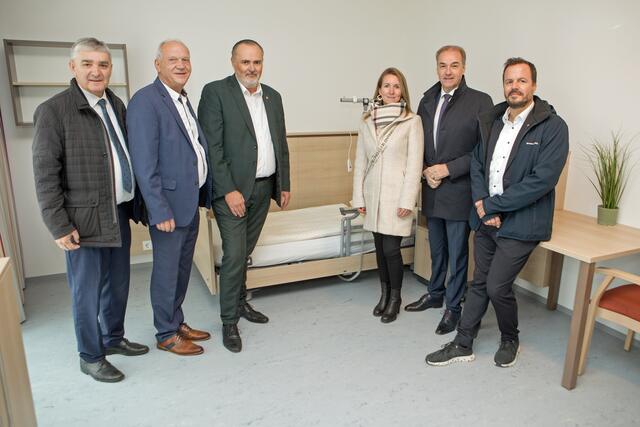 Die Ehrengäste besichtigten eines der Doppelzimmer. | Foto: Martin Wurglits