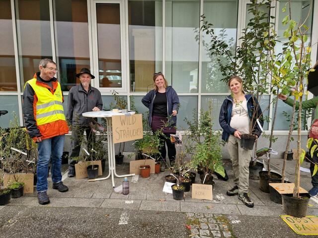 Martin Springer, Fred Ebner und die Ökologinnen Milena Kaunert und Daniela Hofinger halfen, optimale Wildsträucher für den Garten auszuwählen. | Foto: privat