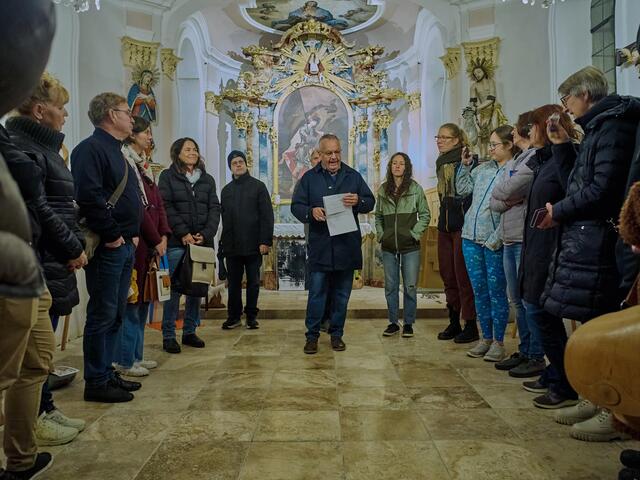 Robert Pacher führt seine Gäste durch die Florian Kapelle in Kög 