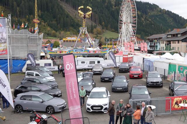 Ein beeindruckender Fuhrpark wartete auf die vielen Besucherinnen und Besucher auch beim Autohaus Neubauer. | Foto: Michael Blinzer