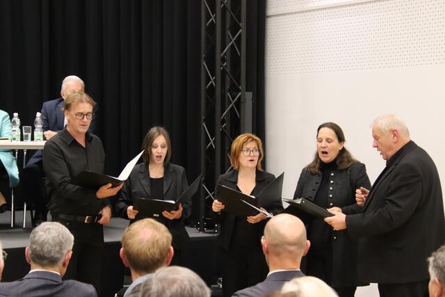 Ein Quintett des Chors "Cantus Felix" interpretierte Lieder mit Texten von Josef Reichl, wie sie in der Burgspiel-Inszenierung "Landflucht" 1999 zu hören waren. | Foto: Martin Wurglits