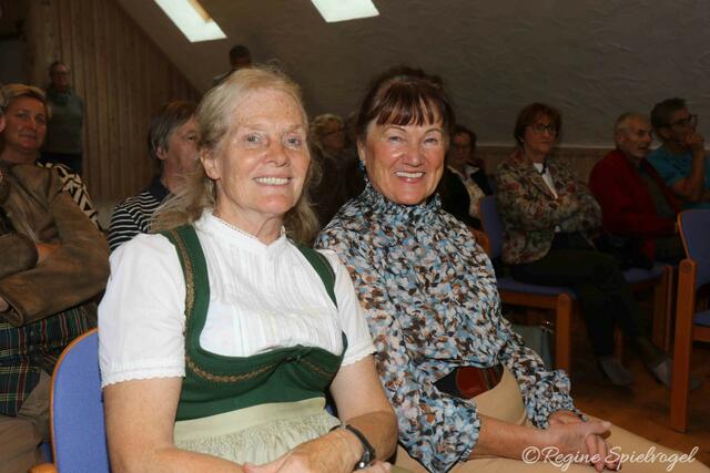 Christine Heuböck mit Malerin Maria Moser.