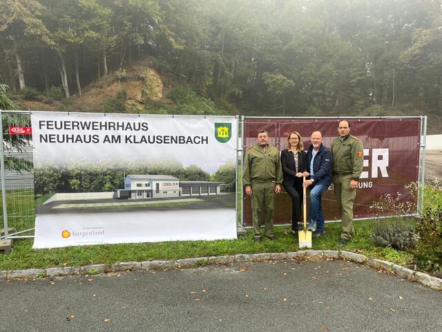 Beim Spatenstich: Feuerwehrkommandant-Stvellvertreter Walter Braunstein, Bürgermeisterin Monika Pock, Vizebürgermeister Rudolf Rogatsch, Feuerwehrkommandant Andreas Valda (von links). | Foto: Gemeinde Neuhaus am Klausenbach