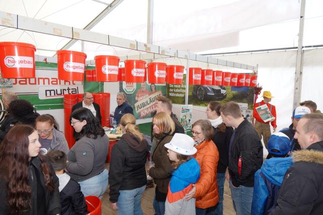 Auch in diesem Jahr geht das Phänomen um das Glücksrad beim Hagebau und die Kübel weiter. | Foto: Michael Blinzer
