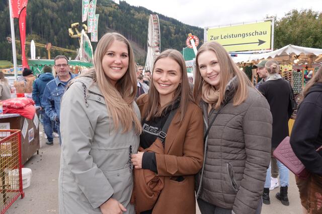 Auch die drei Mädels ließen sich den Maxlaunmarkt-Samstag natürlich nicht entgehen und genossen sichtlich die Stimmung. | Foto: Michael Blinzer