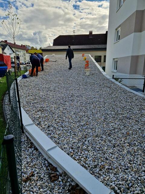 Ökofläche statt Hitzeinsel: Dank Einsatz des Ökoarbeitskreises haben die Mieter der neuen Wohnhausanlage an der Mauthausenerstraße künftig kühleres Mikroklima vorm Fenster. | Foto: Daniela Hofinger