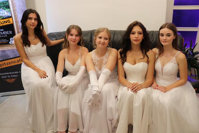 Die Maturantinnen des Mary Ward eröffneten den Ball in weiß.  | Foto: Bettina Korotvicka