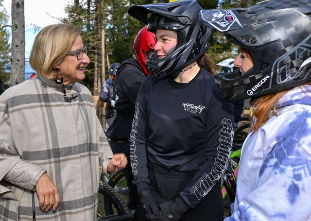 Landeshauptfrau Johanna Mikl-Leitner bei der Eröffnung der neuen Wexl-Trails in der Wexl Arena St. Corona. | Foto: NLK Filzwieser
